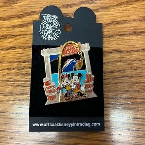 Disney Mickey and Minnie trading pin
